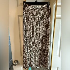 H&M Black and White Patterned Midi Skirt Women’s size 2